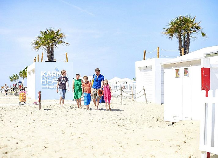 Ruime eetkamer en keuken in Familiesuite met zeezicht, Blankenberge, Belgische kust, ideaal voor gezinnen.