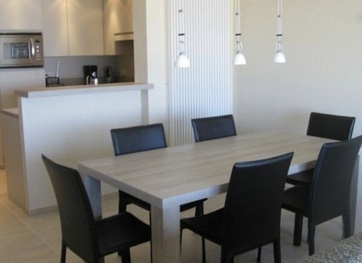 Uitzicht vanaf Residentie Beach appartement op de pier van Blankenberge, Belgische kust, Belgie.
