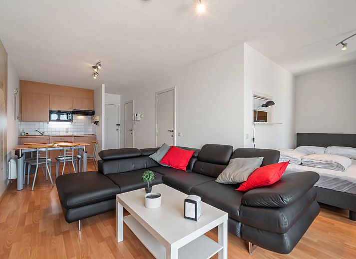Stijlvolle binnenruimte van Ocean Suites - 1108, vakantiehuis in Blankenberge, Belgische kust, met moderne woonkamer en comfortabele slaapkamer.