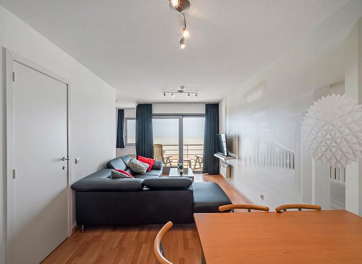 Stijlvolle binnenruimte van Ocean Suites - 1108, vakantiehuis in Blankenberge, Belgische kust, met moderne woonkamer en comfortabele slaapkamer.