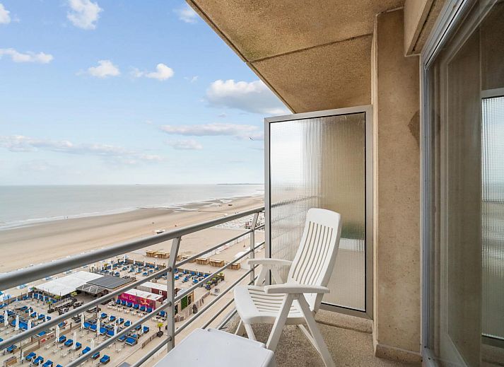 Stijlvolle binnenruimte van Ocean Suites - 1108, vakantiehuis in Blankenberge, Belgische kust, met moderne woonkamer en comfortabele slaapkamer.
