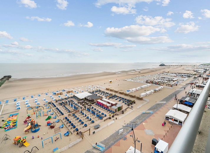 Stijlvolle binnenruimte van Ocean Suites - 1108, vakantiehuis in Blankenberge, Belgische kust, met moderne woonkamer en comfortabele slaapkamer.