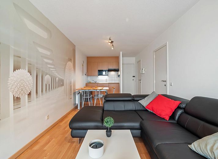 Gezellige woonkamer in Ocean Suites - 1108, vakantiehuis aan de Belgische kust in Blankenberge, met comfortabel interieur en uitzicht op het terras.