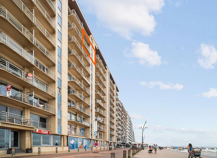 Gezellige woonkamer in Ocean Suites - 1108, vakantiehuis aan de Belgische kust in Blankenberge, met comfortabel interieur en uitzicht op het terras.