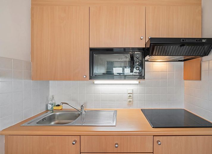 Gezellige woonkamer in Ocean Suites - 1108, vakantiehuis aan de Belgische kust in Blankenberge, met comfortabel interieur en uitzicht op het terras.