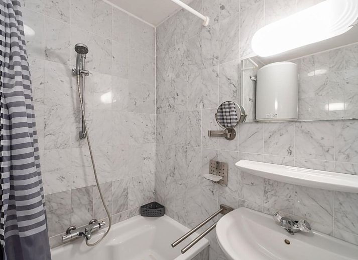 Moderne woonkamer in Ocean Suites - 1108, vakantiehuis aan de Belgische kust in Blankenberge, met uitzicht op zee vanaf het balkon.