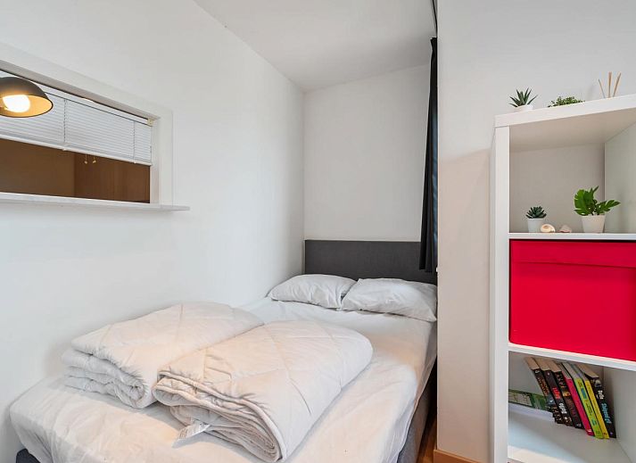 Moderne woonkamer in Ocean Suites - 1108, vakantiehuis aan de Belgische kust in Blankenberge, met uitzicht op zee vanaf het balkon.