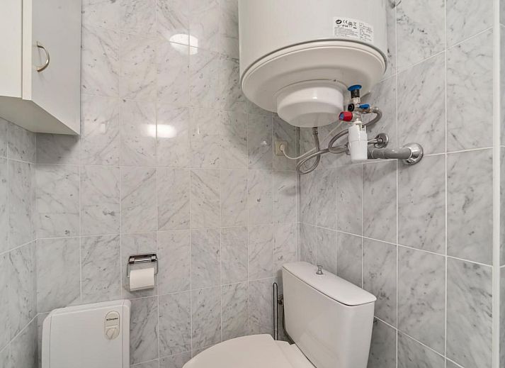 Moderne woonkamer in Ocean Suites - 1108, vakantiehuis aan de Belgische kust in Blankenberge, met uitzicht op zee vanaf het balkon.