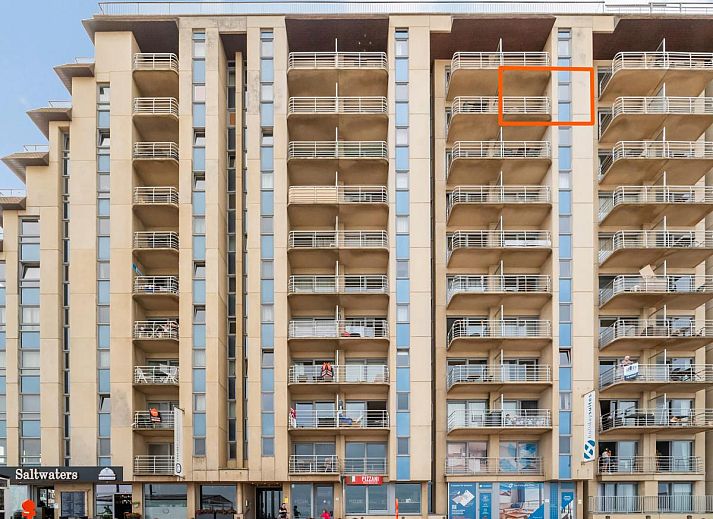 Moderne woonkamer in Ocean Suites - 1108, vakantiehuis aan de Belgische kust in Blankenberge, met uitzicht op zee vanaf het balkon.