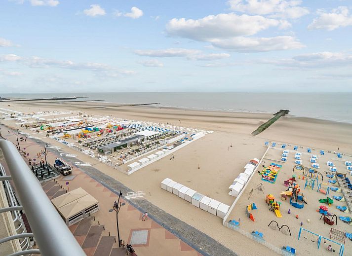 Moderne woonkamer in Ocean Suites - 1108, vakantiehuis aan de Belgische kust in Blankenberge, met uitzicht op zee vanaf het balkon.