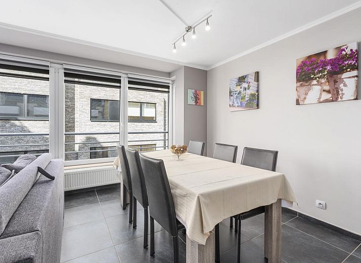 Stijlvolle woonkamer van vakantiehuis Frederic - 0201 in Blankenberge, Belgische kust, met moderne inrichting en veel natuurlijk licht.