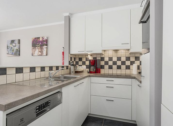 Stijlvolle woonkamer van vakantiehuis Frederic - 0201 in Blankenberge, Belgische kust, met moderne inrichting en veel natuurlijk licht.
