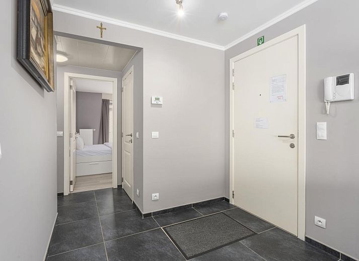 Stijlvolle woonkamer van vakantiehuis Frederic - 0201 in Blankenberge, Belgische kust, met moderne inrichting en veel natuurlijk licht.