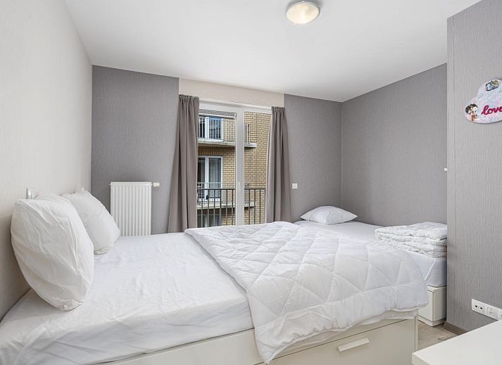 Gezellige woonkamer van vakantiehuis Frederic - 0201 in Blankenberge, Belgische kust, met moderne inrichting en veel daglicht.