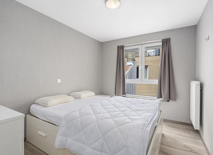 Gezellige woonkamer van vakantiehuis Frederic - 0201 in Blankenberge, Belgische kust, met moderne inrichting en veel daglicht.