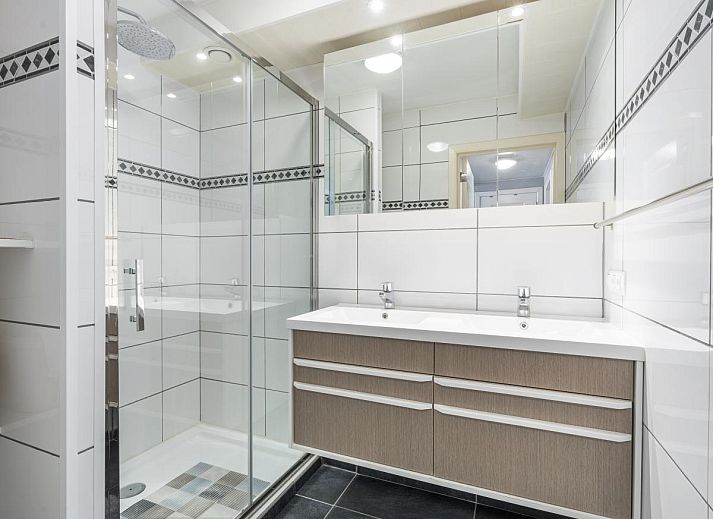 Gezellige woonkamer van vakantiehuis Frederic - 0201 in Blankenberge, Belgische kust, met moderne inrichting en veel daglicht.