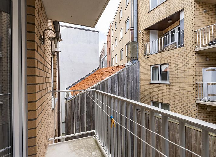 Gezellige woonkamer van vakantiehuis Frederic - 0201 in Blankenberge, Belgische kust, met moderne inrichting en veel daglicht.