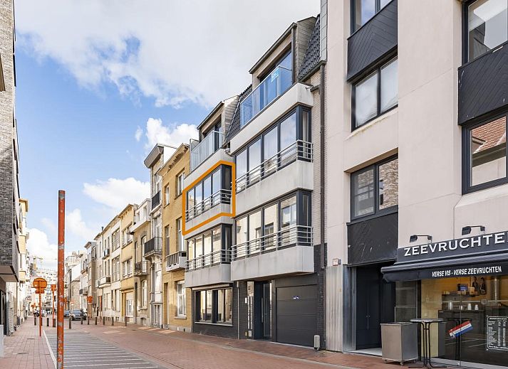 Gezellige woonkamer van vakantiehuis Frederic - 0201 in Blankenberge, Belgische kust, met moderne inrichting en veel daglicht.