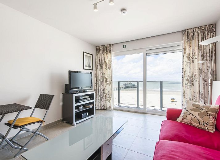 Gezellige woonkamer in Ter Duinen - 0601, vakantiehuis in Blankenberge, Belgische kust, met prachtig uitzicht op zee en moderne voorzieningen.