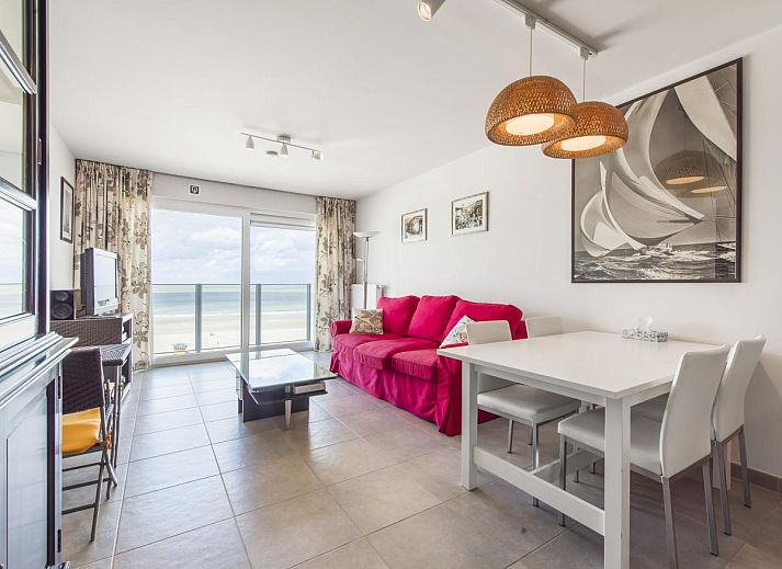 Gezellige woonkamer in Ter Duinen - 0601, vakantiehuis in Blankenberge, Belgische kust, met prachtig uitzicht op zee en moderne voorzieningen.