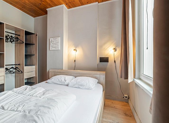 Gezellige woonkamer van vakantiehuis Ijzerstraat - 52 in Blankenberge, Belgische kust, met comfortabele zitplaatsen en veel natuurlijk licht.