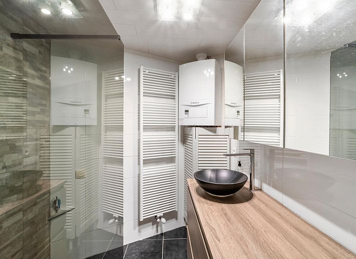 Gezellige woonkamer van vakantiehuis Ijzerstraat - 52 in Blankenberge, Belgische kust, met comfortabele zitplaatsen en veel natuurlijk licht.