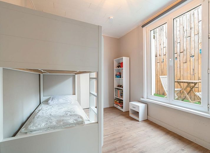 Gezellige woonkamer van vakantiehuis Ijzerstraat - 52 in Blankenberge, Belgische kust, met comfortabele zitplaatsen en veel natuurlijk licht.