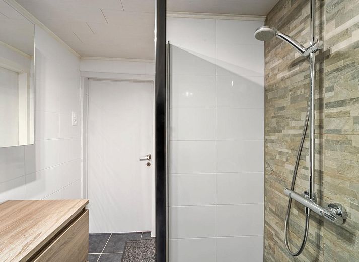 Gezellige woonkamer van vakantiehuis Ijzerstraat - 52 in Blankenberge, Belgische kust, met comfortabele zitplaatsen en veel natuurlijk licht.