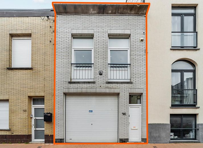 Gezellige woonkamer van vakantiehuis Ijzerstraat - 52 in Blankenberge, Belgische kust, met comfortabele zitplaatsen en veel natuurlijk licht.