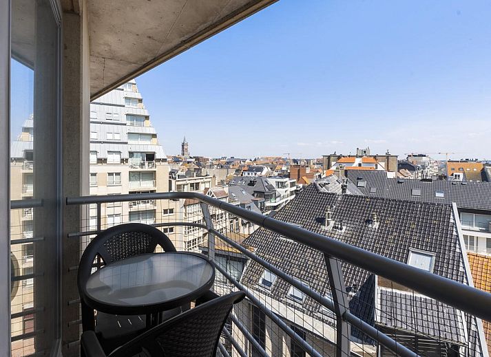Gezellige woonkamer van Ocean Suites - 714 in Blankenberge, Belgische kust, met uitzicht op de stad vanaf het balkon.