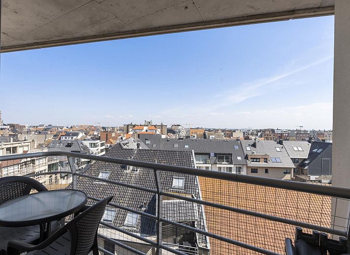 Gezellige woonkamer van Ocean Suites - 714 in Blankenberge, Belgische kust, met uitzicht op de stad vanaf het balkon.