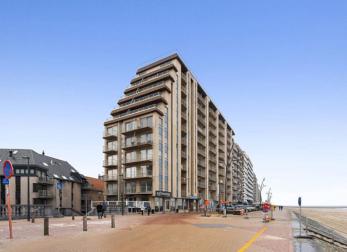 Gezellige woonkamer van Ocean Suites - 714 in Blankenberge, Belgische kust, met uitzicht op de stad vanaf het balkon.