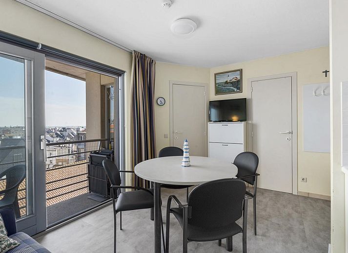 Gezellige woonkamer van Ocean Suites - 714 in Blankenberge, Belgische kust, met uitzicht op de stad vanaf het balkon.