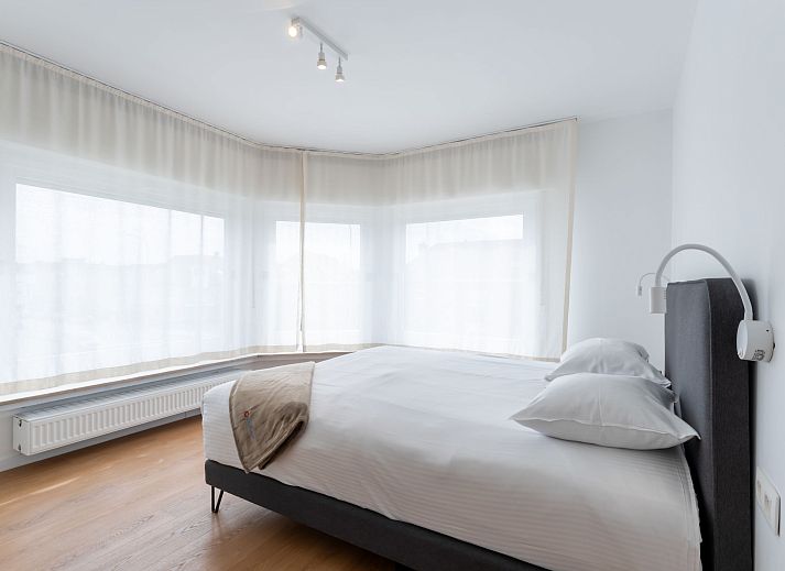 Stijlvolle woonkamer in Vakantiehuis Wanderlust Belgium met comfortabele banken, gelegen in Blankenberge aan de Belgische kust.