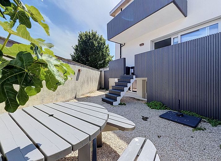 Stijlvolle woonkamer in Vakantiehuis Wanderlust Belgium met comfortabele banken, gelegen in Blankenberge aan de Belgische kust.