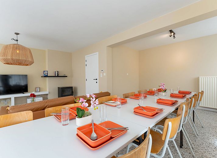 Lichte slaapkamer in Vakantiehuis Wanderlust Belgium met comfortabel bed, gelegen in Blankenberge aan de Belgische kust.