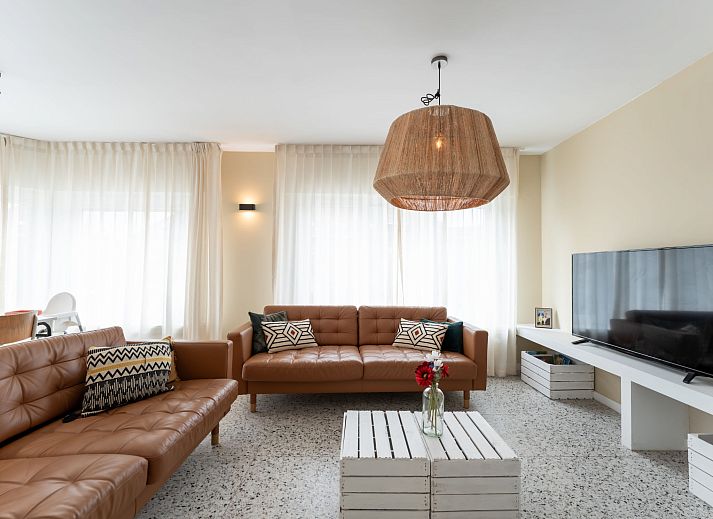 Lichte slaapkamer in Vakantiehuis Wanderlust Belgium met comfortabel bed, gelegen in Blankenberge aan de Belgische kust.