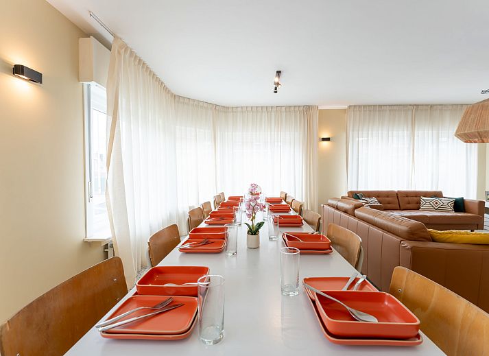 Lichte slaapkamer in Vakantiehuis Wanderlust Belgium met comfortabel bed, gelegen in Blankenberge aan de Belgische kust.