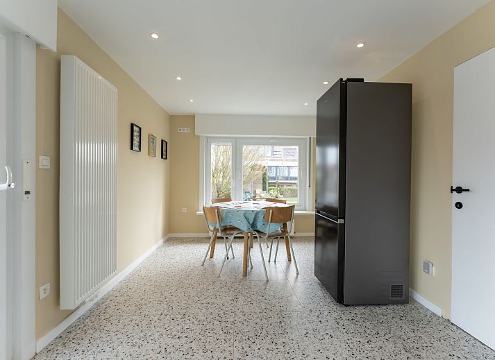 Lichte slaapkamer in Vakantiehuis Wanderlust Belgium met comfortabel bed, gelegen in Blankenberge aan de Belgische kust.