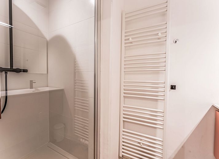 Lichte slaapkamer in Vakantiehuis Wanderlust Belgium met comfortabel bed, gelegen in Blankenberge aan de Belgische kust.