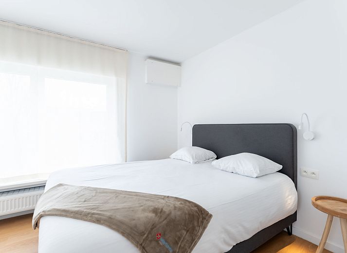 Moderne badkamer in Vakantiehuis Wanderlust Belgium with parking, Blankenberge, Belgische kust, met stijlvolle dubbele wastafel.