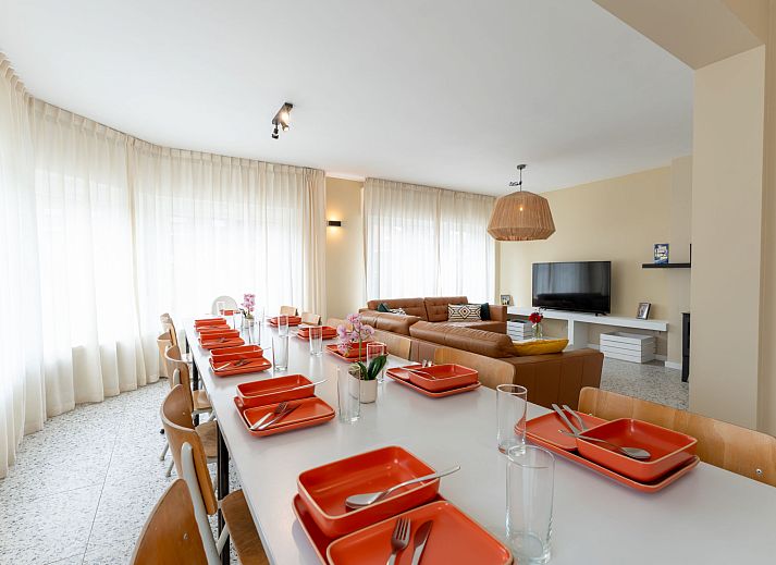 Moderne badkamer in Vakantiehuis Wanderlust Belgium with parking, Blankenberge, Belgische kust, met stijlvolle dubbele wastafel.