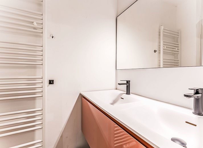 Moderne badkamer in Vakantiehuis Wanderlust Belgium with parking, Blankenberge, Belgische kust, met stijlvolle dubbele wastafel.