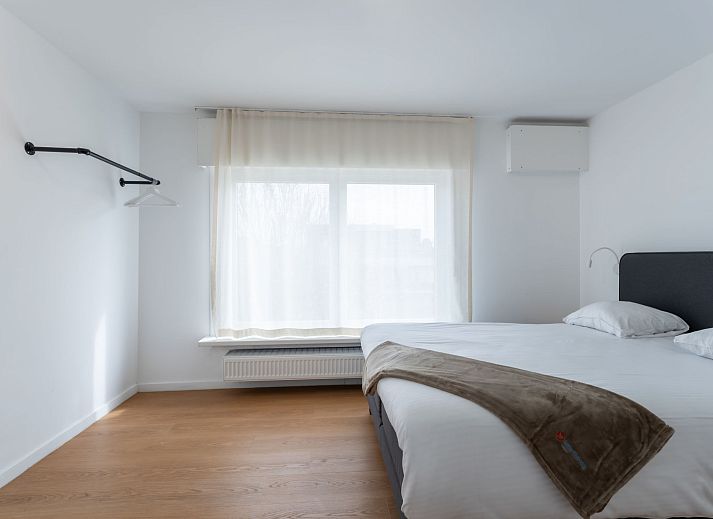 Moderne badkamer in Vakantiehuis Wanderlust Belgium with parking, Blankenberge, Belgische kust, met stijlvolle dubbele wastafel.