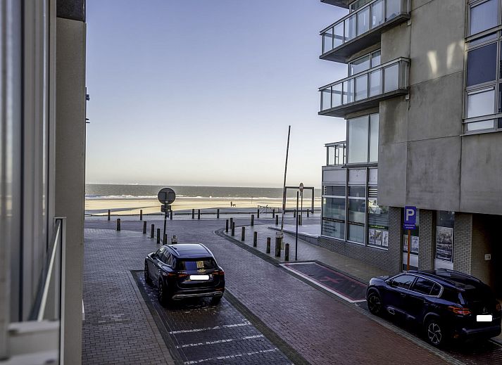 Gezellige eetruimte in Appartement Lovely La Maree met zeezicht, Blankenberge, Belgische kust. Ideaal voor een ontspannen verblijf.
