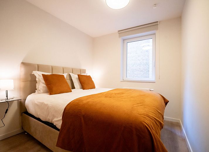 Gezellige eetruimte in Appartement Lovely La Maree met zeezicht, Blankenberge, Belgische kust. Ideaal voor een ontspannen verblijf.