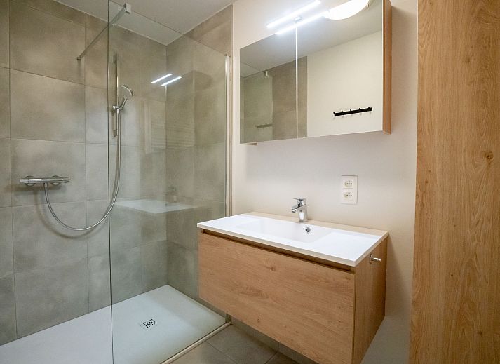 Gezellige eetruimte in Appartement Lovely La Maree met zeezicht, Blankenberge, Belgische kust. Ideaal voor een ontspannen verblijf.