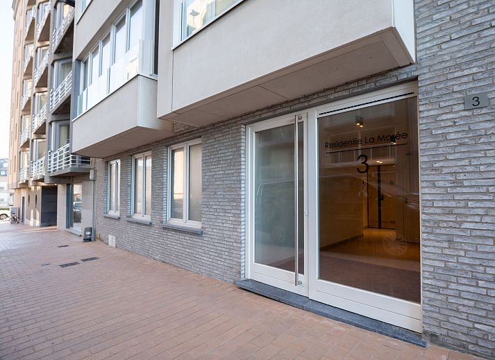 Appartement Lovely La Maree in Blankenberge biedt een prachtig zijaanzicht op zee, ideaal voor een ontspannen verblijf aan de Belgische kust.