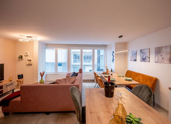 Stijlvolle woonkamer van Appartement Lovely La Maree in Blankenberge, Belgische kust, met comfortabele zithoek en moderne keuken.