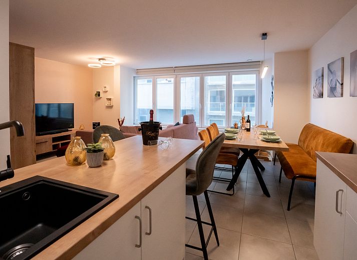 Stijlvolle woonkamer van Appartement Lovely La Maree in Blankenberge, Belgische kust, met comfortabele zithoek en moderne keuken.